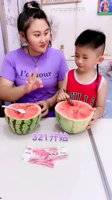 妈妈吃瓜,笑谈家常
