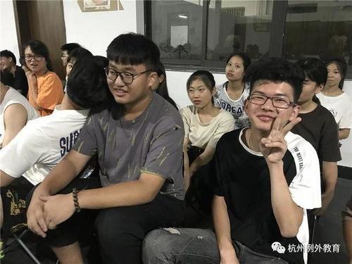 吃瓜群众场面图片,吃瓜群众围观，热闹非凡