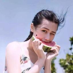 少女无语吃瓜图片,表情包新宠诞生！