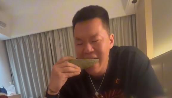 吃瓜的视频片段,视频片段中的趣味瞬间