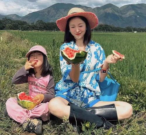 海边吃瓜的女人,夏日里吃瓜女人的悠闲时光