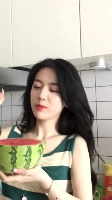 美妞吃瓜样子,笑料百出，一场视觉盛宴！